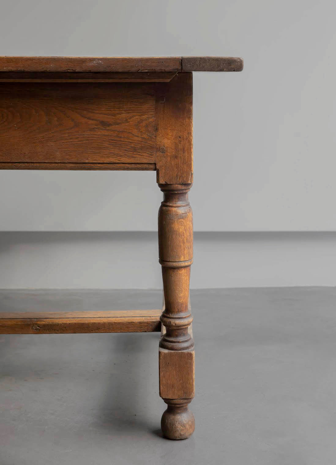 MESA DE ROBLE DIECIOCHESCA