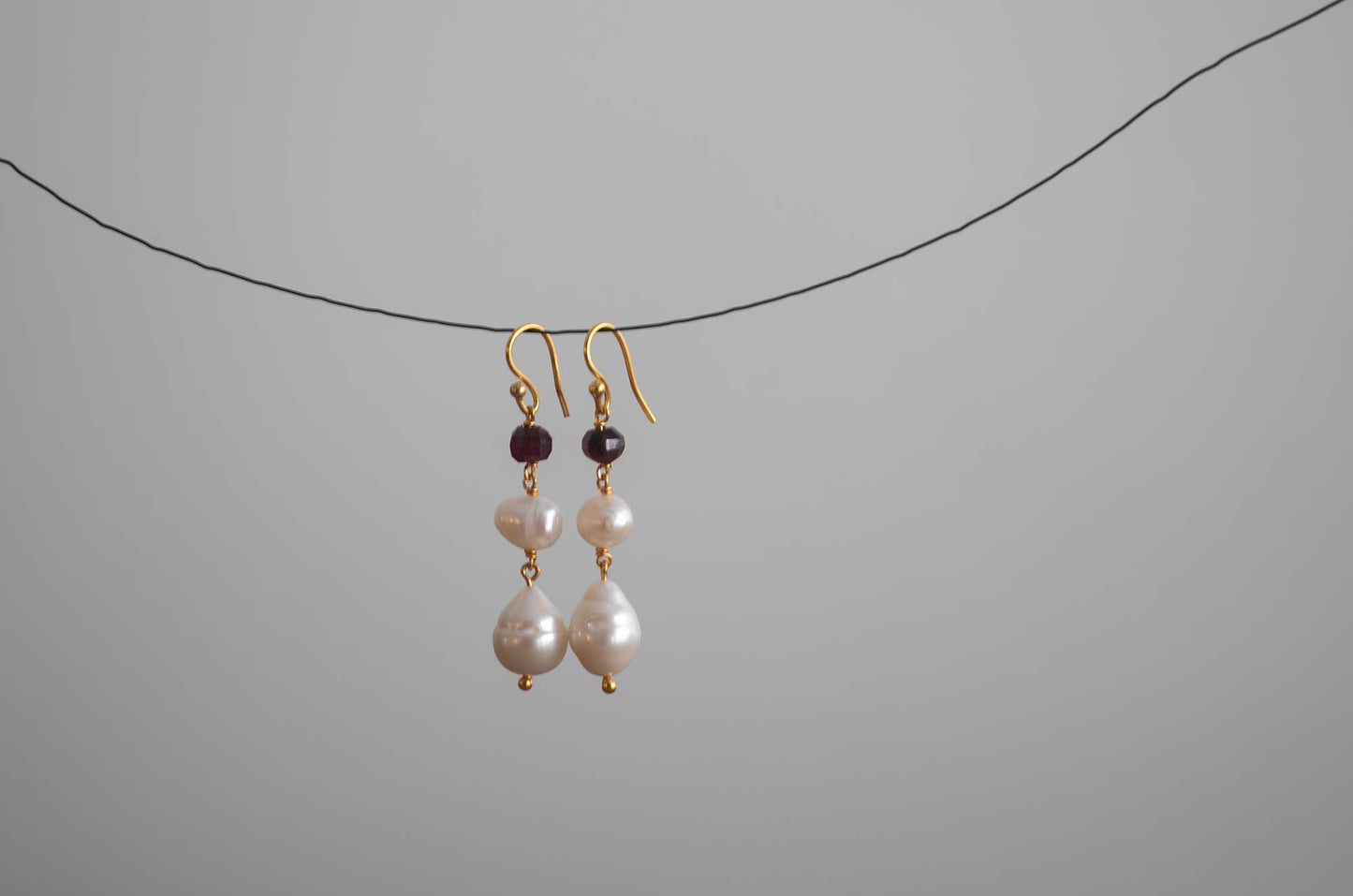PENDIENTES CON PERLA Y GRANATE