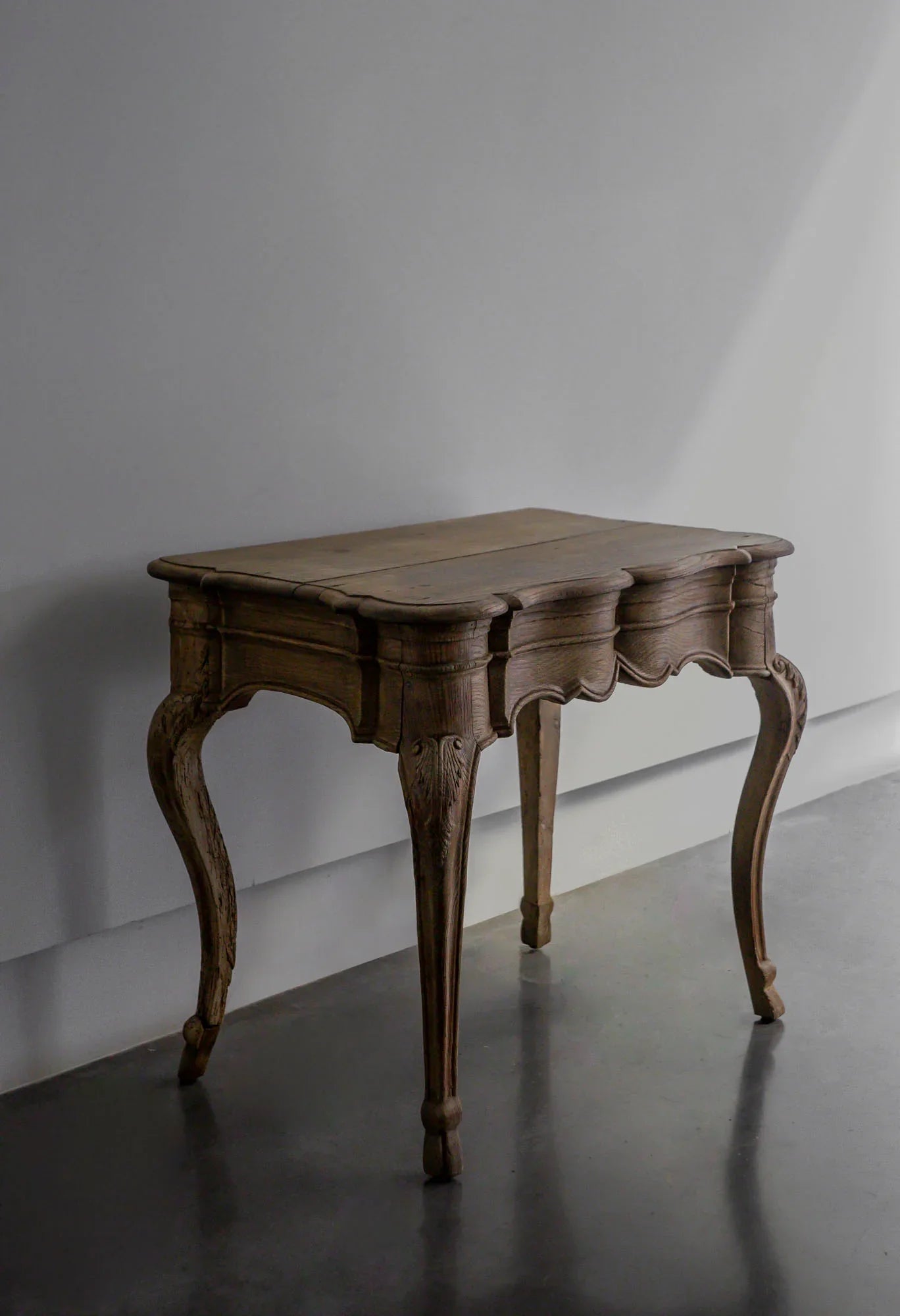 MESA DE ROBLE ROCOCÓ