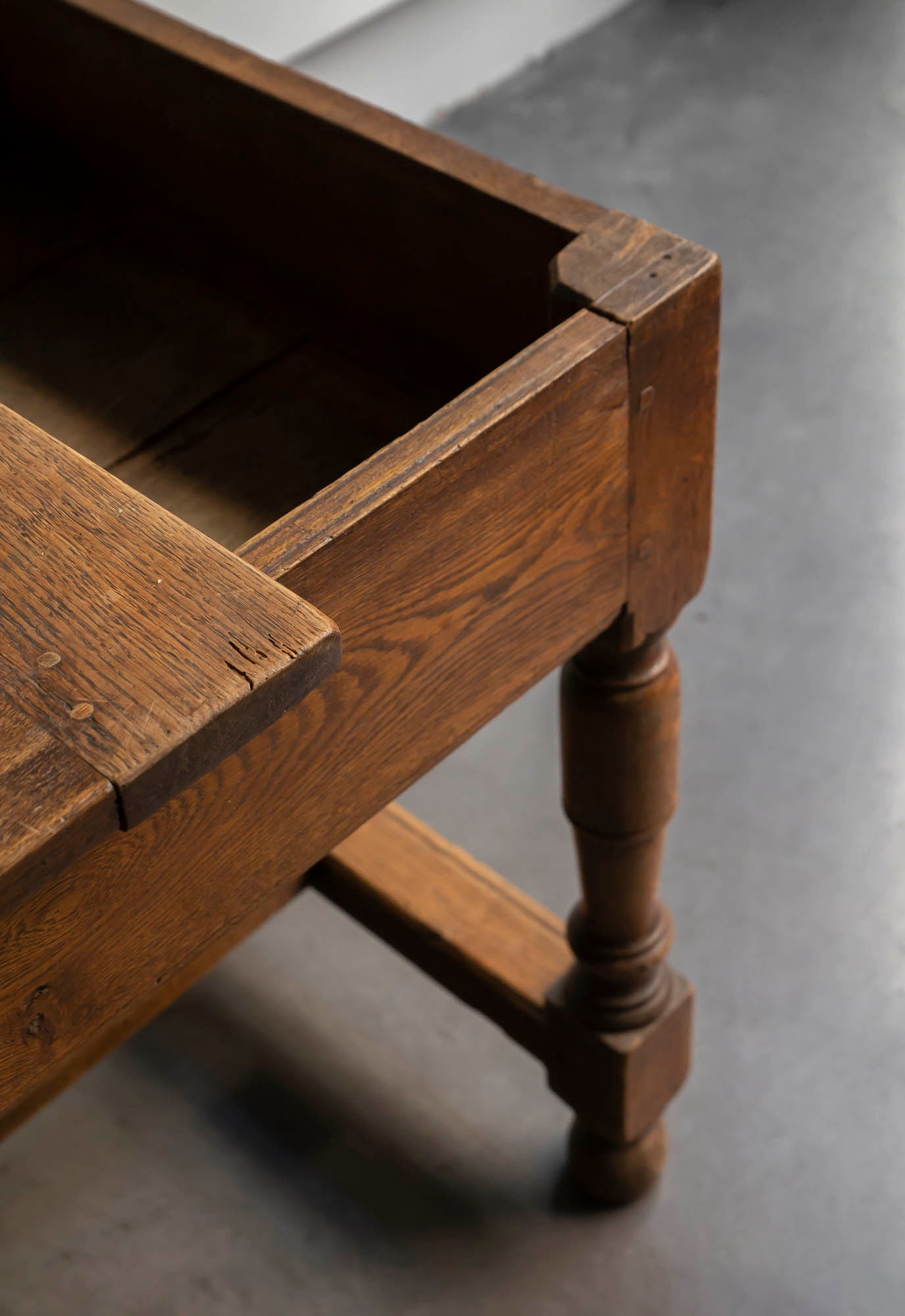 MESA DE ROBLE DIECIOCHESCA
