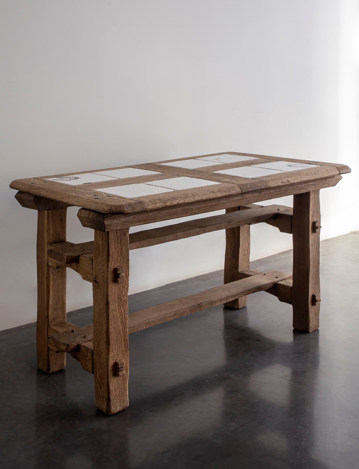 MESA DE ROBLE CON AZULEJOS