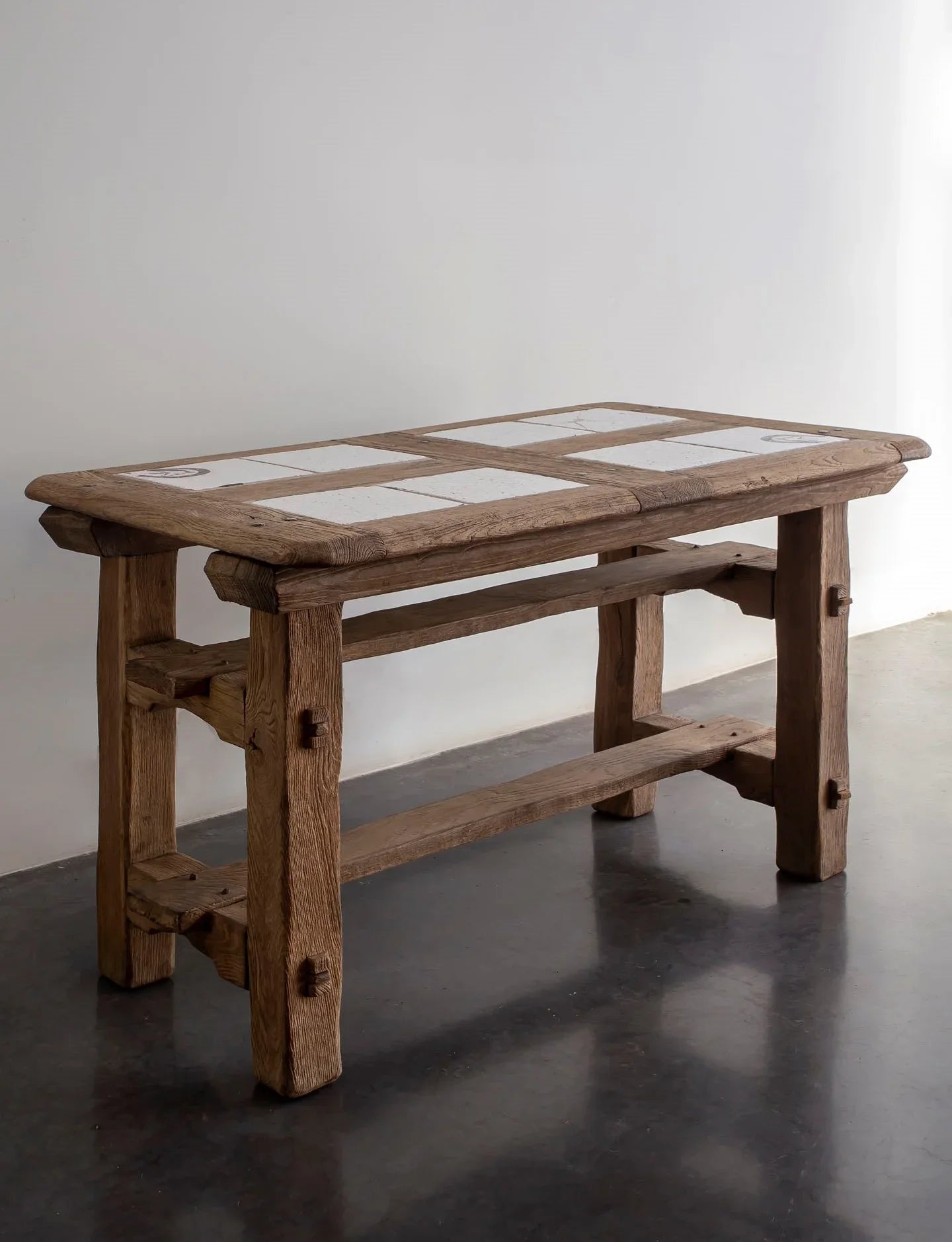 MESA DE ROBLE CON AZULEJOS