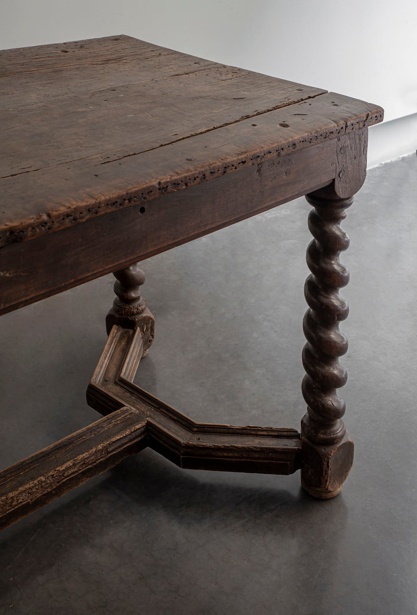 MESA TOSCANA CON PATAS SALOMÓNICAS