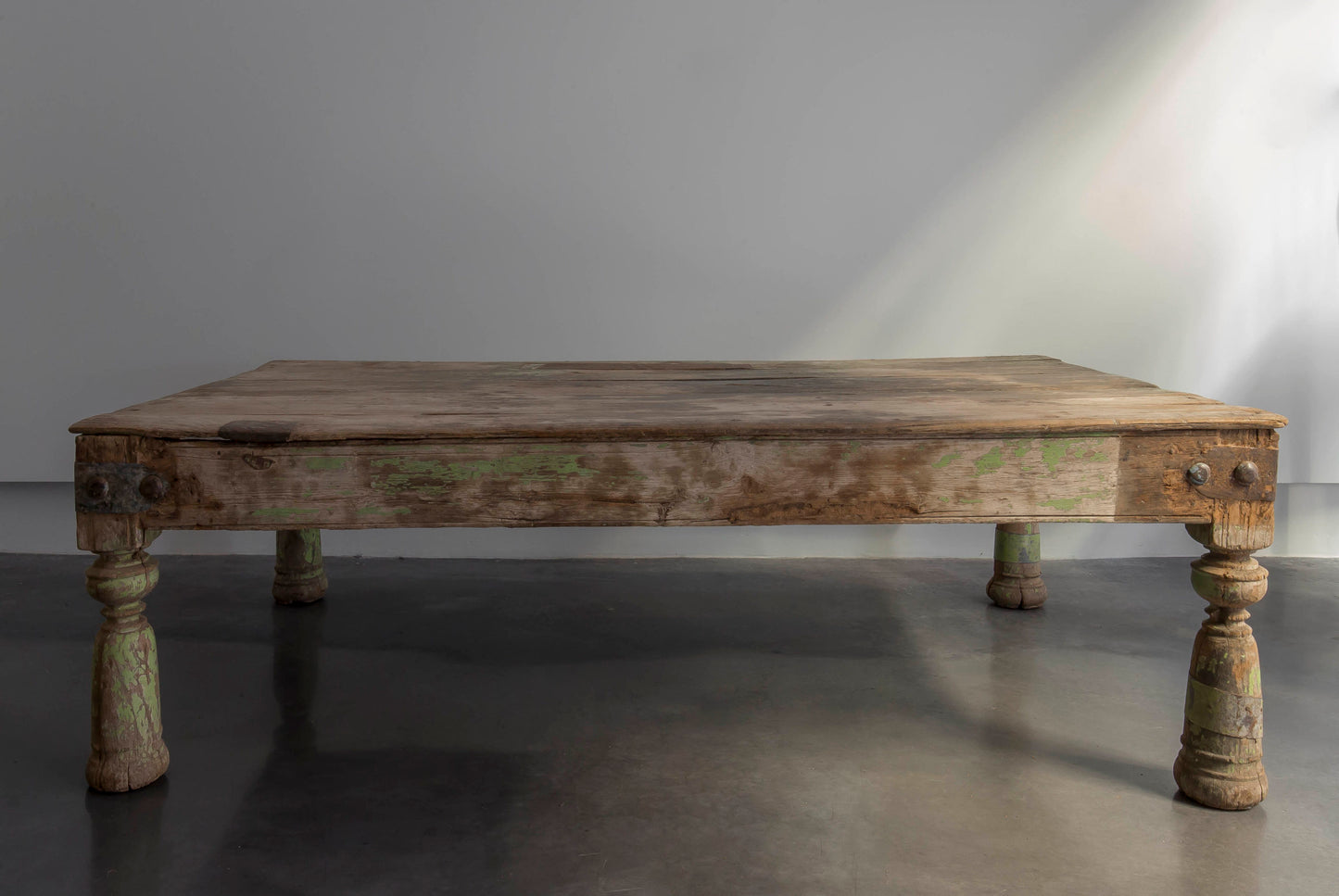 MESA INDOSTÁNICA CON HERRAJES
