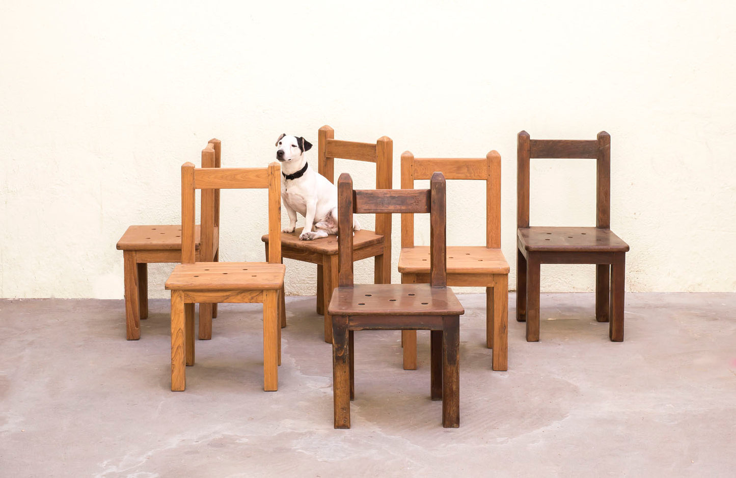 SILLAS DE TECA DE UN COLEGIO HINDÚ