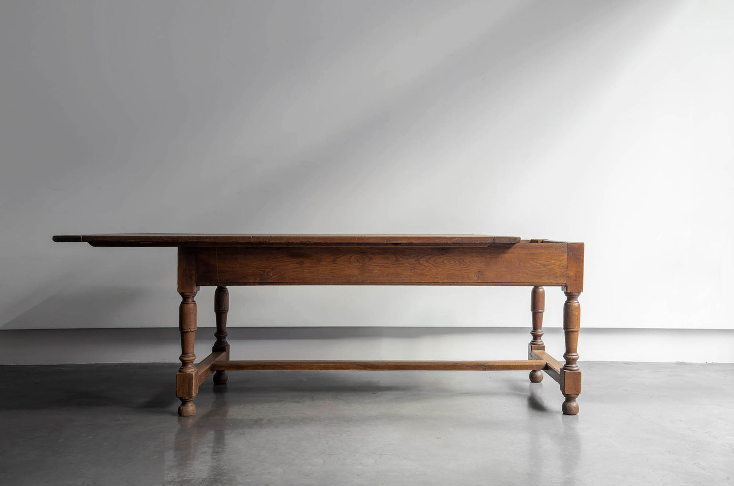 MESA DE ROBLE DIECIOCHESCA