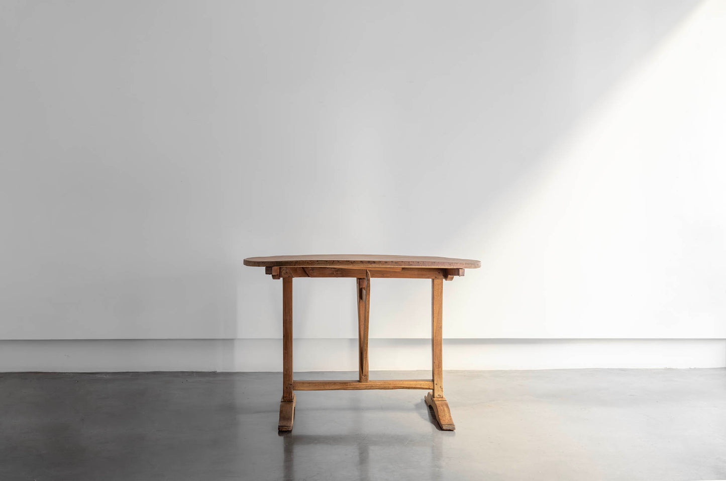 MESA DE VENDIMIA EN NOGAL