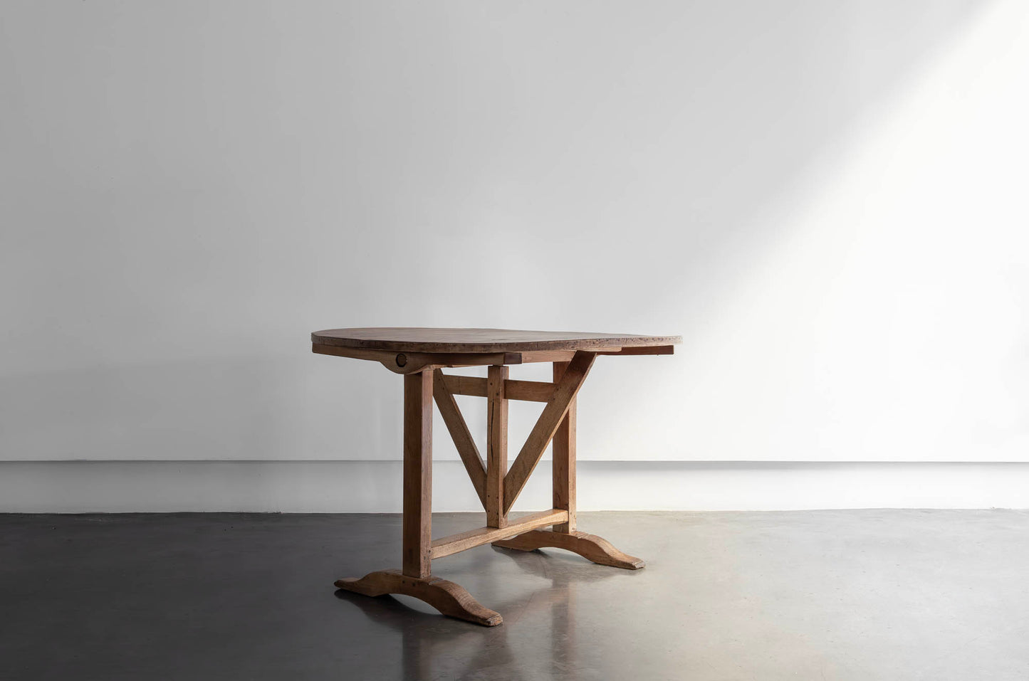 MESA DE VENDIMIA EN NOGAL