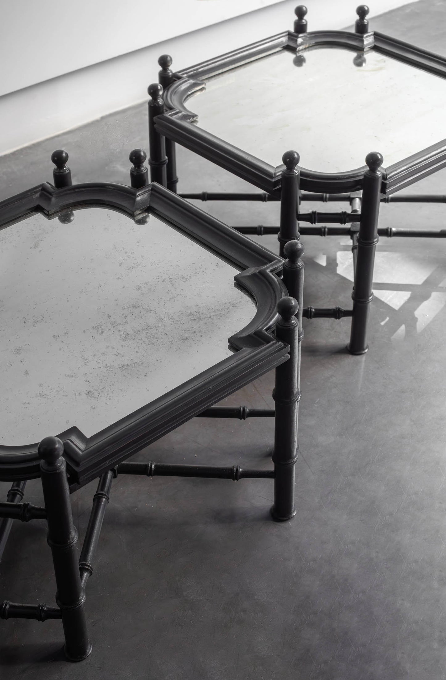 MESAS CON  BANDEJAS DE ESPEJO