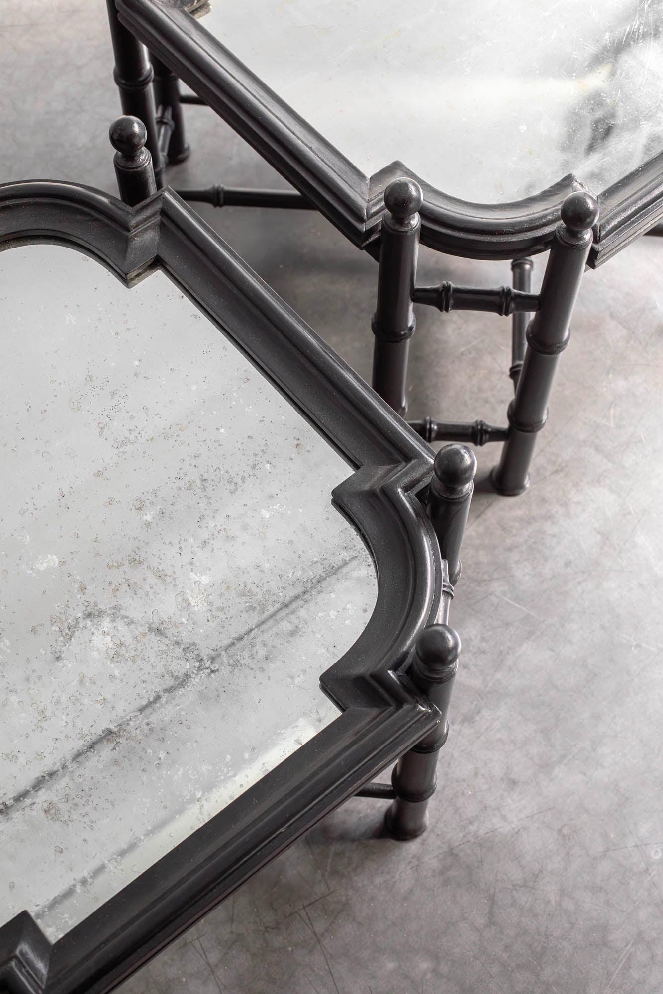 MESAS CON  BANDEJAS DE ESPEJO