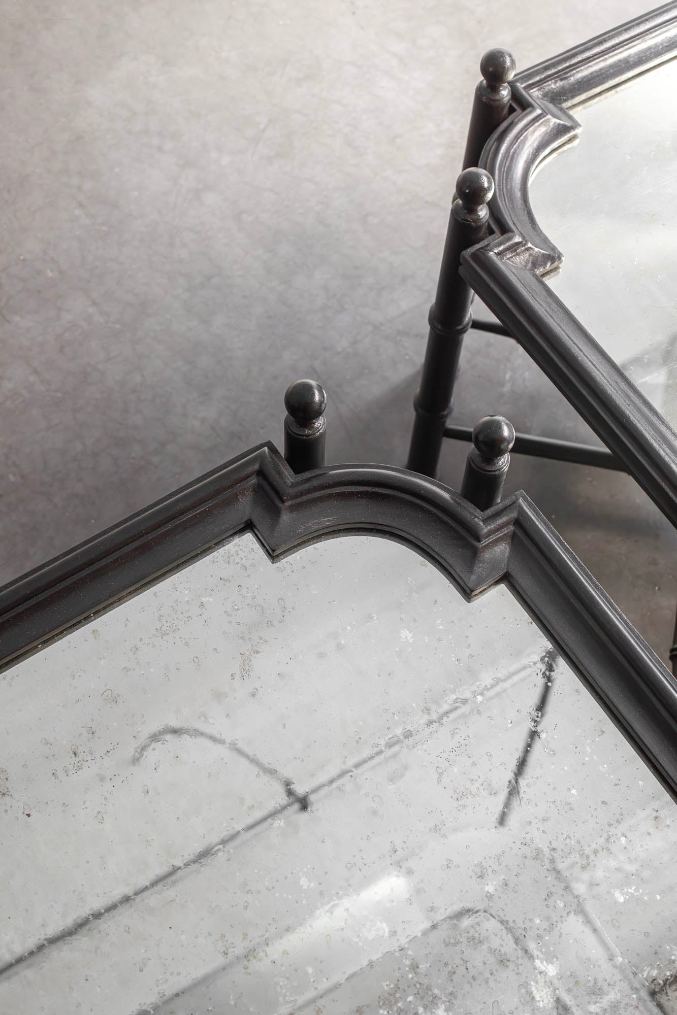 MESAS CON  BANDEJAS DE ESPEJO