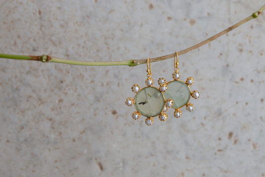 ROUND EARRINGS WITH PREHNITE AND PEARLS