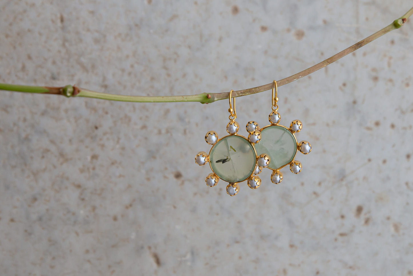 ROUND EARRINGS WITH PREHNITE AND PEARLS